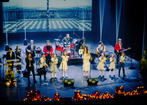 FOTO: izskan Guntara Rača un grupas "Saldās sejas" Ziemassvētku koncerts