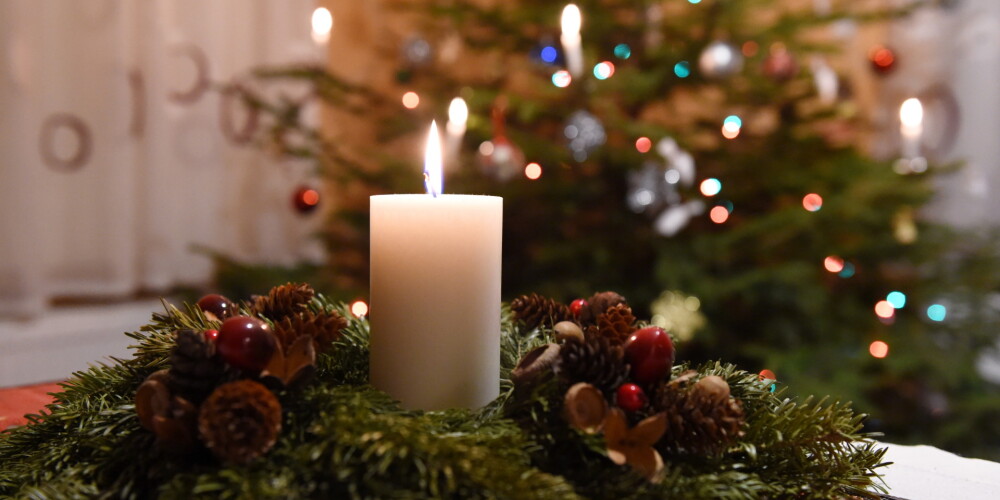 Adventes vainags un svētku eglīte.