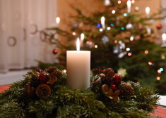 Adventes vainags un svētku eglīte.