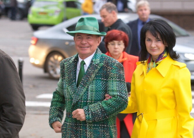 Lemberga sieva: "Kāpēc ir bloķēti mani konti?"