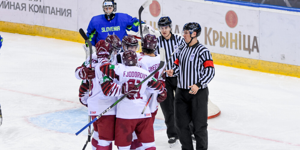 Latvijas U-20 hokeja izlase pasaules čempionāta trešajā spēlē sagrauj slovēņus
