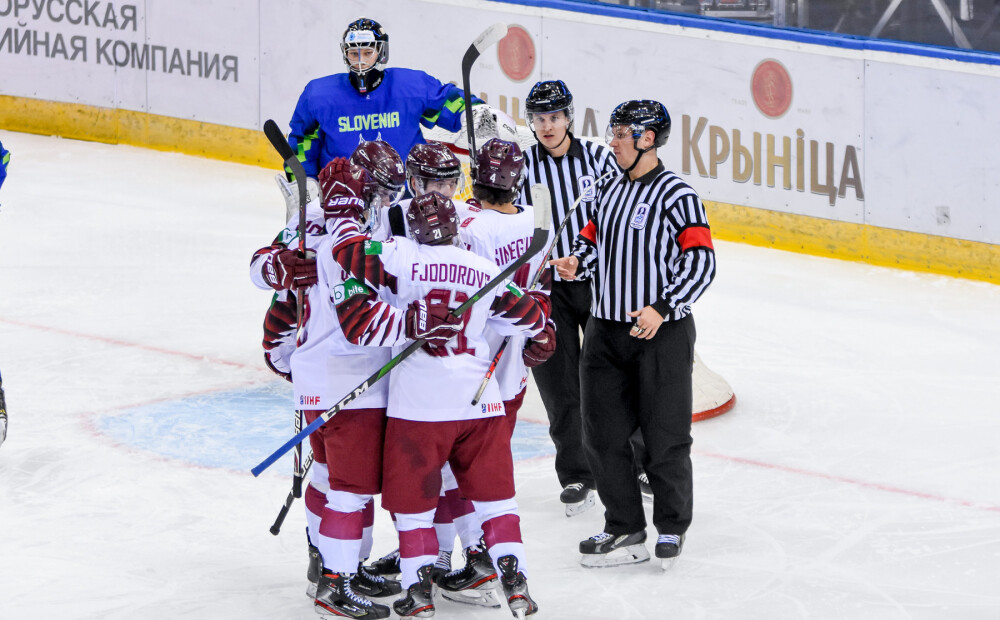 Latvijas U-20 hokeja izlase pasaules čempionāta trešajā spēlē sagrauj slovēņus
