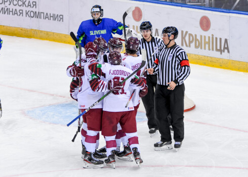 Latvijas U-20 hokeja izlase priecājas par vārtu guvumu. 