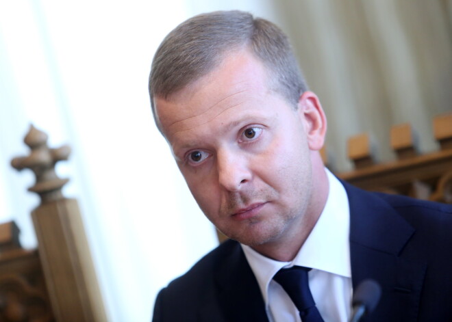 Uz sēdi par Rosļikova atbrīvošanu no komitejas vadītāja amata atnāk tikai 7 deputāti