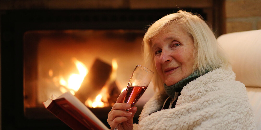 Врачи уверены: женщинам после 65 лет алкоголь полезен