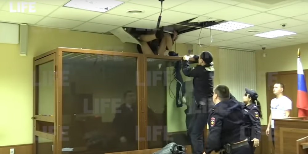 VIDEO: Krievijā slepkava gandrīz izbēg no tiesas zāles cauri griestiem