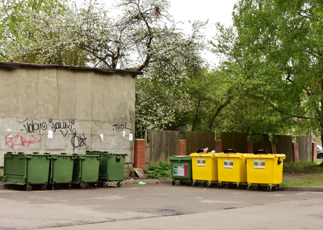 VARAM liedz mazināt atkritumu izvešanas izmaksas rīdziniekiem, kas šķiro atkritumus; dome apsver iespēju vērsties Satversmes tiesā