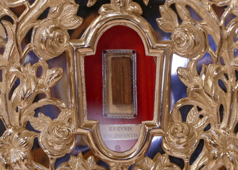 Kristieši tic, ka šis koka gabaliņš nācis no silītes, kur pēc piedzimšanas kūtī Betlēmē guldīts Jēzus.