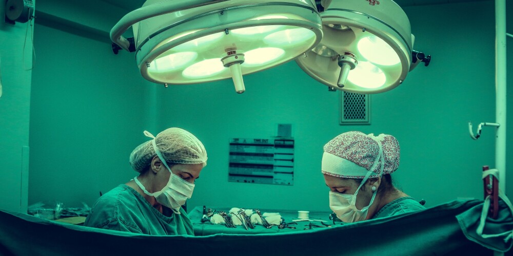 "Sajutu katru griezienu!" - britu sieviete operācijas laikā nesaņem pienācīgu anestēziju