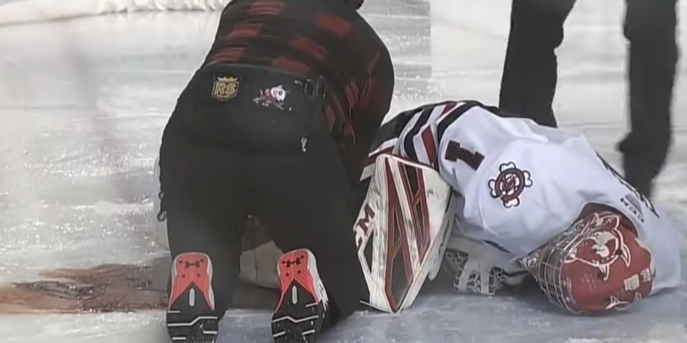 VIDEO: kanādiešu hokeja vārtsargs gūst šausminošu traumu, uz ledus atstājot milzu asins peļķi