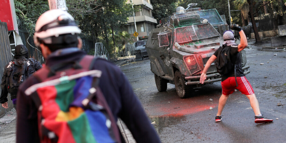 ANO: Čīles policija uz protestiem reaģējusi "fundamentāli represīvā veidā"