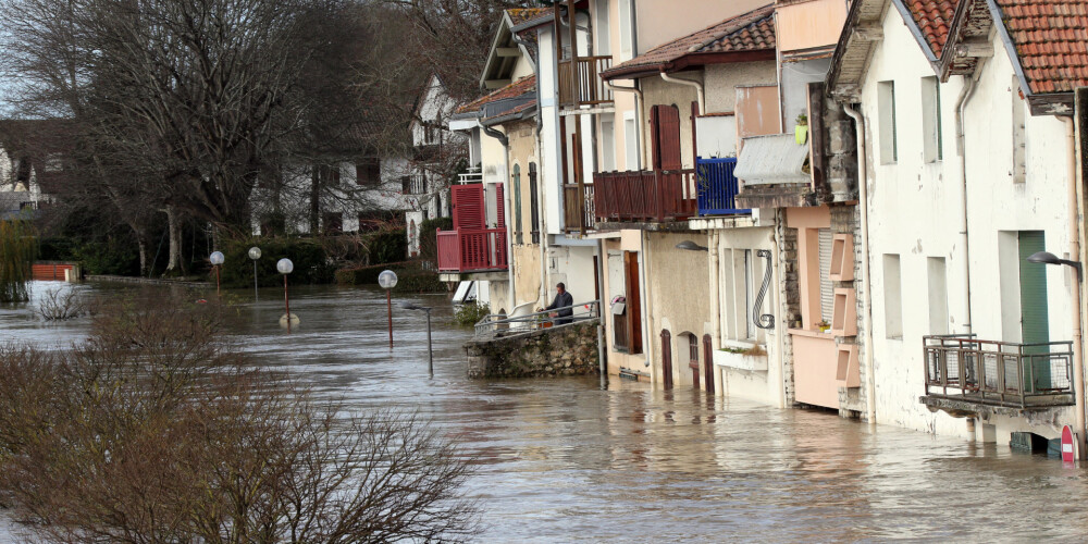 Ūdens līmenis ceļas par 30 cm stundā: Francijā spēcīgs vējš un lietus jau paņēmis dzīvības