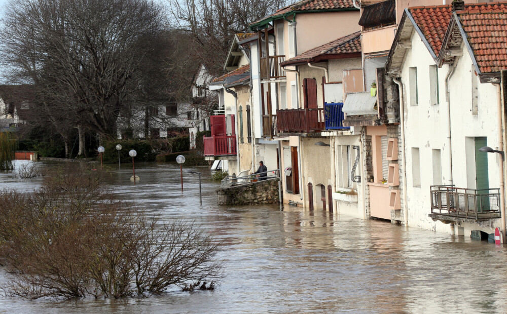 Ūdens līmenis ceļas par 30cm stundā: Francijā spēcīgs vējš un lietus jau paņēmis dzīvības