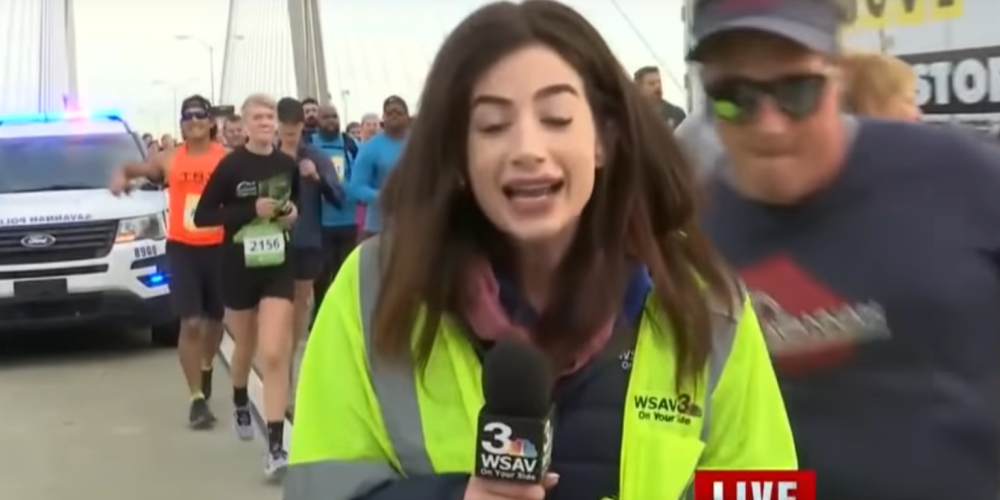 VIDEO: maratona skrējējs tiešajā ēterā iepliķē ziņu reportieri un tiek arestēts