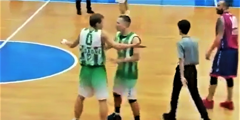 VIDEO: Latvijas jaunais basketbolists spēles laikā iekausta savu komandas biedru