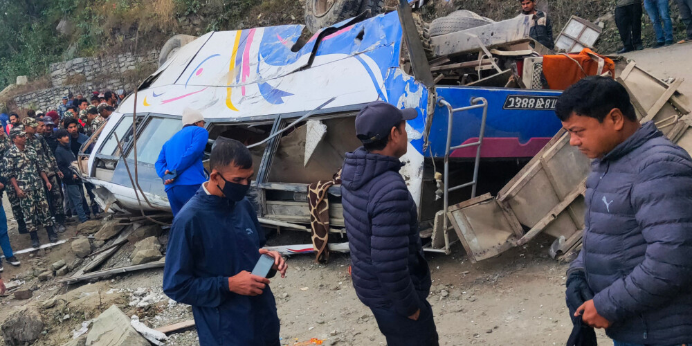 Nepālā hinduistu svētceļnieku autobusa katastrofā 14 bojāgājušie