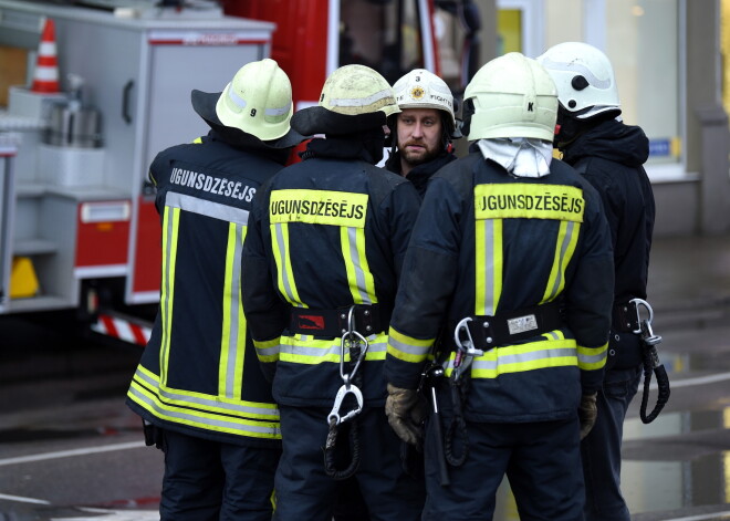 Nedēļas nogalē dzēsti 35 ugunsgrēki un veikti vairāki desmiti glābšanas darbu