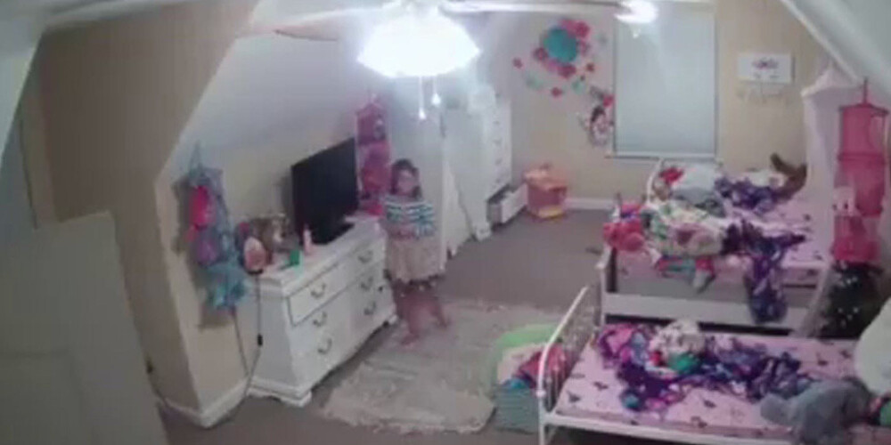 Когда девочка осталась в комнате одна, она услышала голос, который произнес: "Я твой лучший друг"