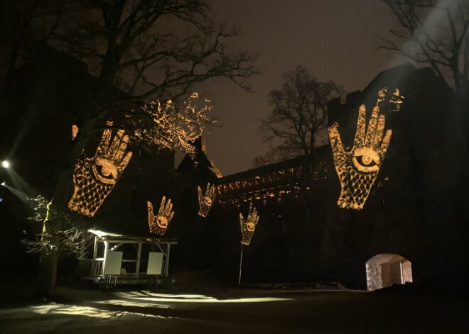 Siguldas pilsdrupu estrādē atklāts multimediālais brīvdabas uzvedums “Sapnis”. Tajā, izmantojot video projekciju, gaismu, lāzeru un skaņas sintēzi, atdzīvosies mākslinieces Elitas Patmalnieces darbi.