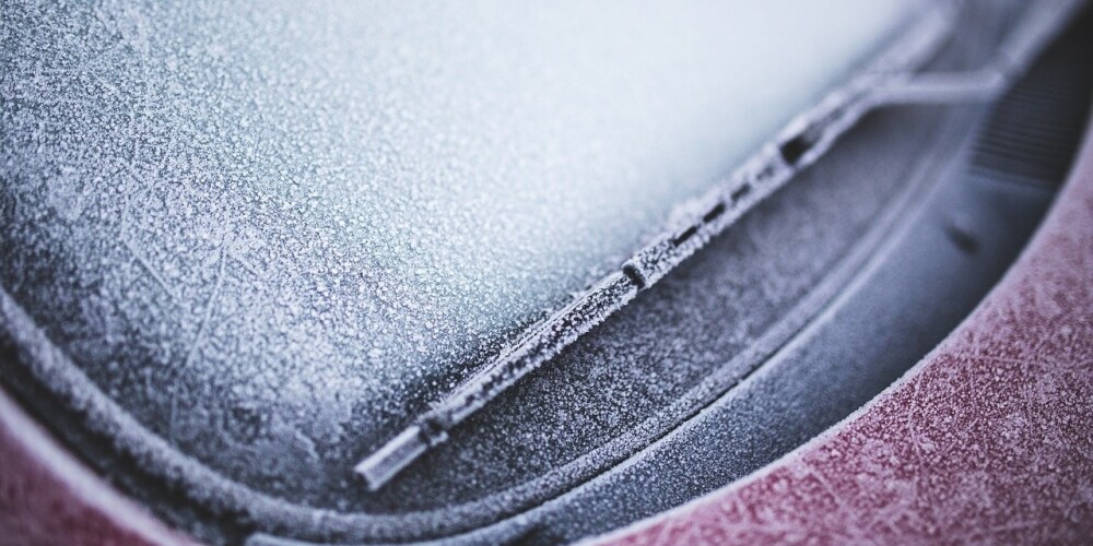 Чтобы избежать царапин: эксперт рассказал, как правильно чистить окна автомобиля латвийской зимой