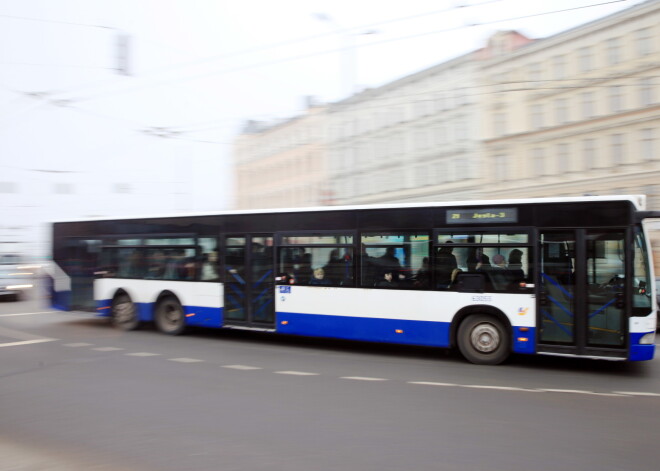 Pilotprojekta laikā, kurā pasažieru iekāpšana tiek organizēta pa priekšējām durvīm, braucienu reģistrācija pieaugusi par 20%