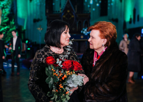 FOTO: prominences Rīgas Doma baznīcā bauda Ineses Galantes koncertu “Ziemassvētku prelūdija”