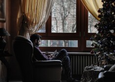 Vairāk nekā puse cilvēku Latvijā Ziemassvētku laikā jūtas vientuļi