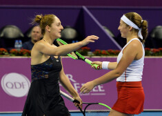 Gabriela Dabrovski un Aļona Ostapenko pirms nepilniem diviem gadiem Kataras turnīrā. 