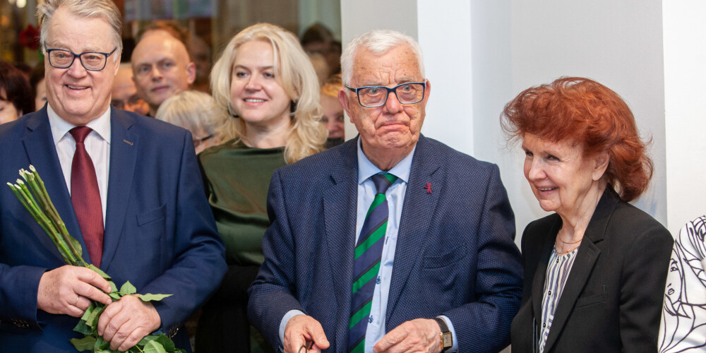 Paulam rokās dāvaniņa, Ulmanim - ziedi.