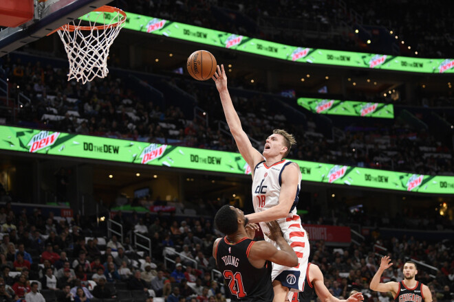 Anžejs Pasečņiks savā debijas spēlē NBA laukumā pavadīja teju 28 minūtes.