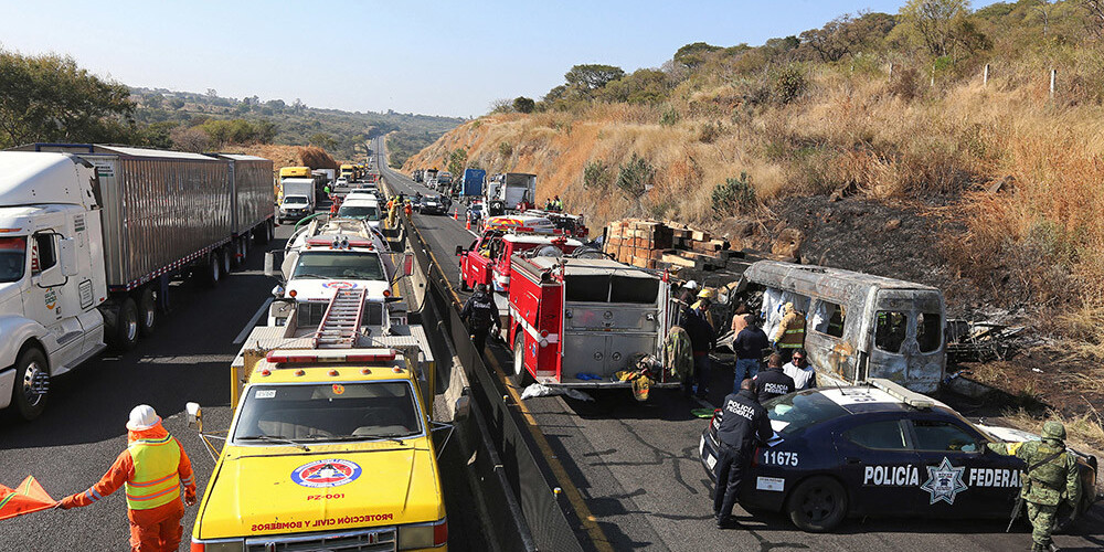 Meksikā mikroautobusa un kravas auto sadursmē gājuši bojā 14 cilvēki