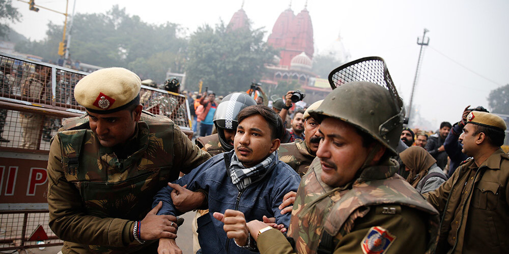 Indijā simtiem cilvēku aizturēti protestos pret jauno pilsonības likumu