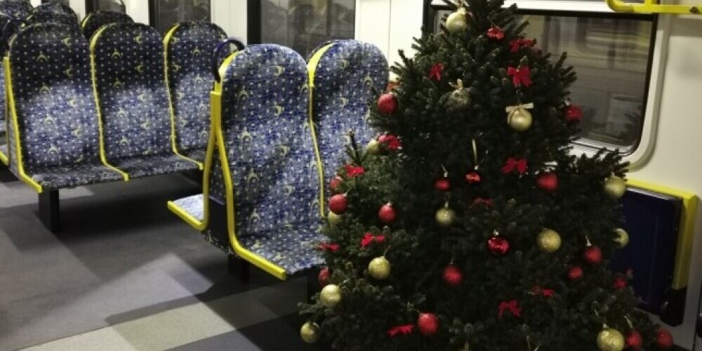 Пассажиров поездов в Латвии порадует наряженная елка