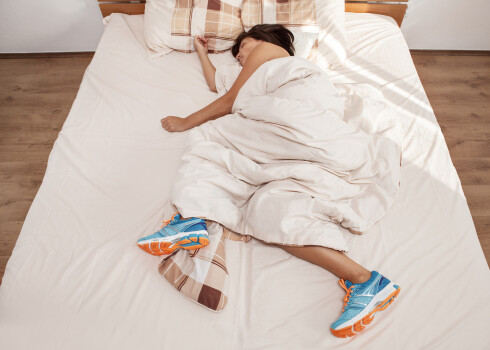 Kāpēc cilvēkam miegā enerģiski raustās kājas? Neiroloģes skaidrojums par nemierīgo kāju sindromu