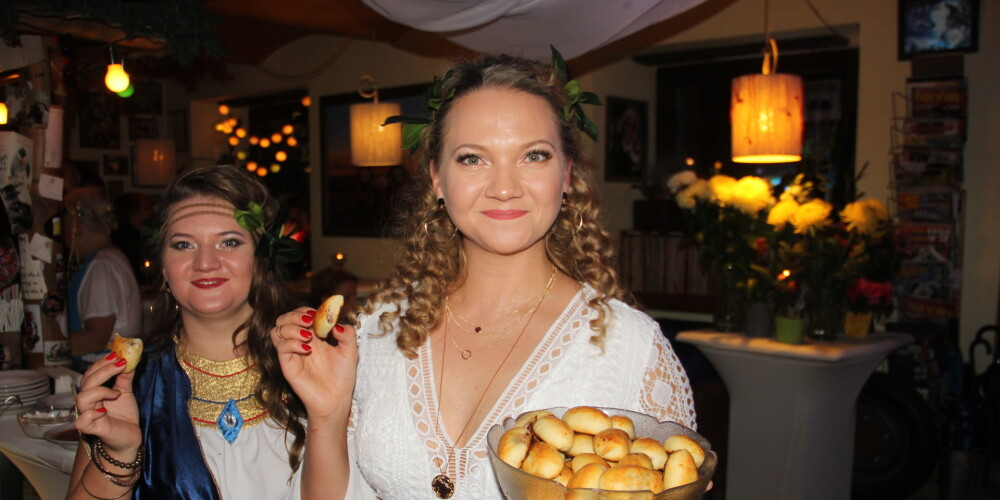 Ieva Vilks sanākušos cienāja ar īstiem gardumiem romiešu stilā.