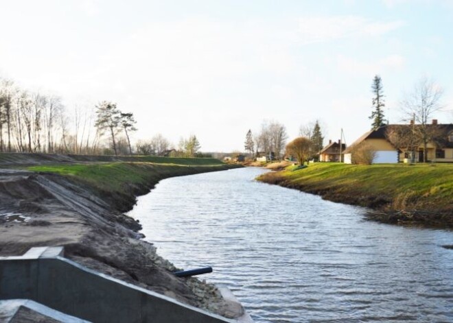 Ādažos 1,5 kilometra garumā atjaunots dambis; testa režīmā darbojas jaunā sūkņu stacija