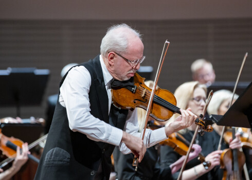 FOTO: vijolnieks Gidons Krēmers sajūsmina liepājniekus Zvaigžņu festivāla ziemas koncertā