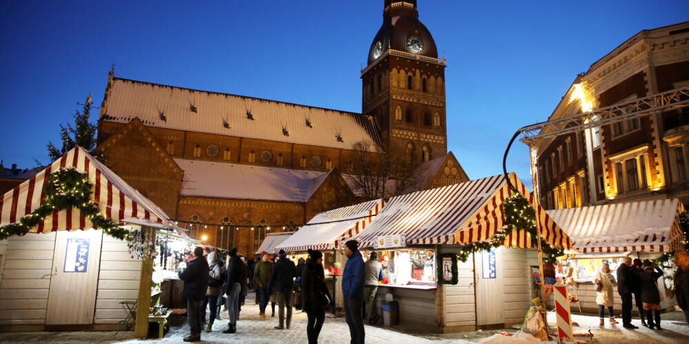 Ziemassvētku tirdziņš Doma laukumā.