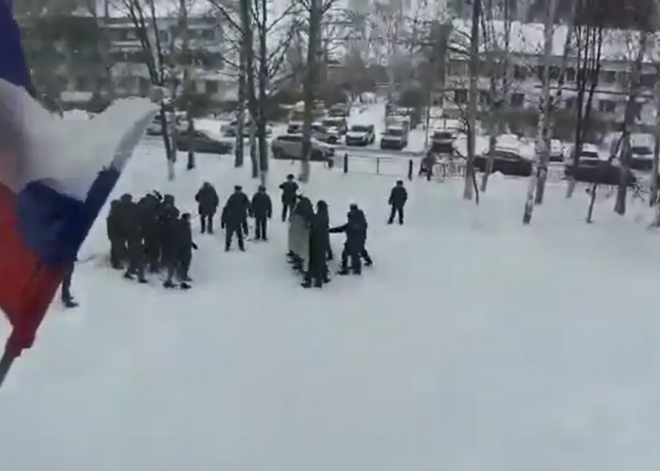 VIDEO: Krievijā skolēniem liek iejusties agresīvu protestētāju lomā policistu mācībās