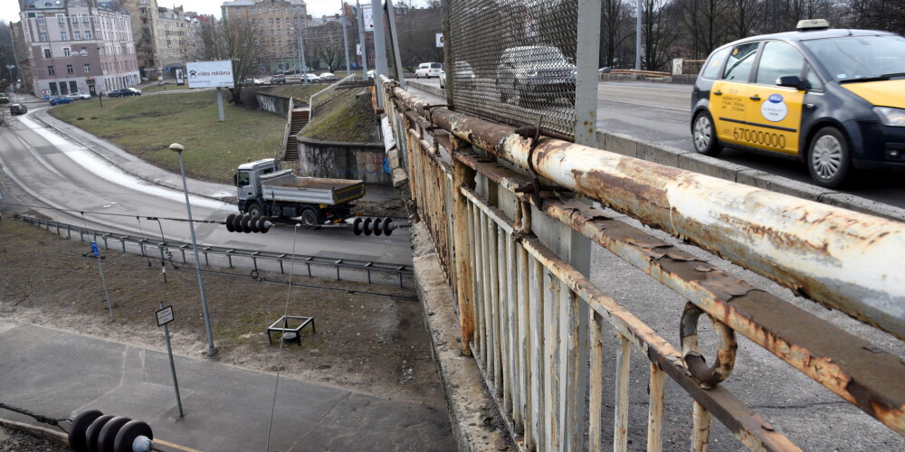 Nespējot sastrādāties ar Satiksmes departamentu, būvnieki draud 1.janvārī slēgt tramvaju satiksmi pār Brasas tiltu