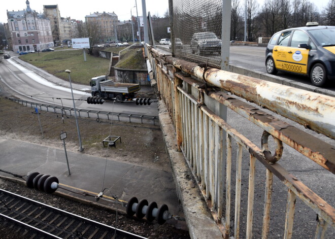 Nespējot sastrādāties ar Satiksmes departamentu, būvnieki draud 1.janvārī slēgt tramvaju satiksmi pār Brasas tiltu