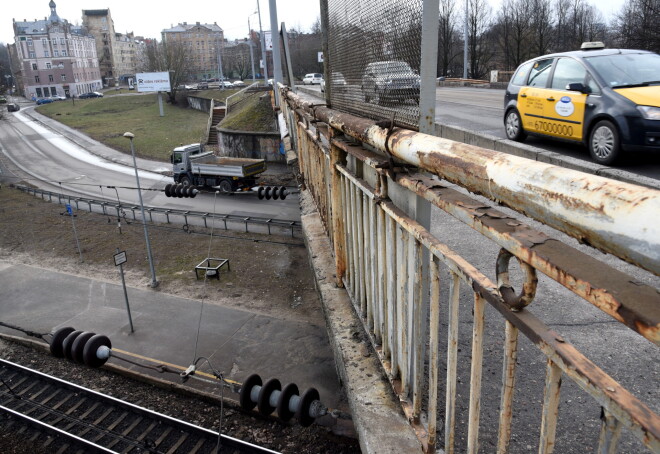 Brasas tilts jeb satiksmes pārvads Rīgā pār dzelzceļa līniju Zemitāni—Skulte.