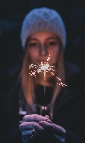 Nevajadzētu dzīvot pustumsā, kā to nereti, taupot elektrību, dara mūsu vecie ļaudis. Tas tikai veicina drūmumu.