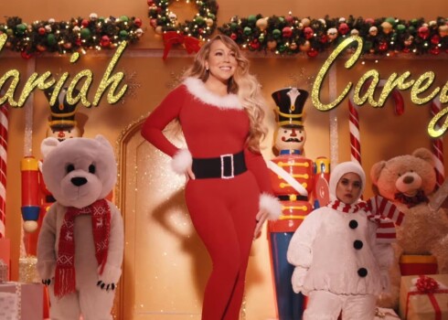 Meraija Kerija par godu "All I Want for Christmas Is You" jubilejai dziesmas jaunajā klipā sasauc īstu zvaigžņu plejādi