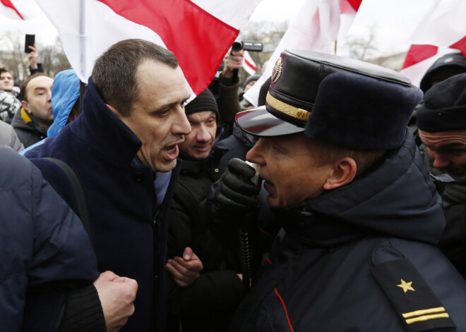 Baltkrievijas protestu dalībniekiem piespriesti īsi cietumsodi un naudassodi