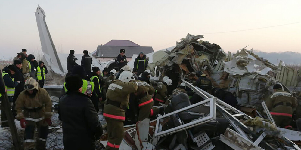 Kazahstānā avarējusi pasažieru lidmašīna ar 98 cilvēkiem uz klāja
