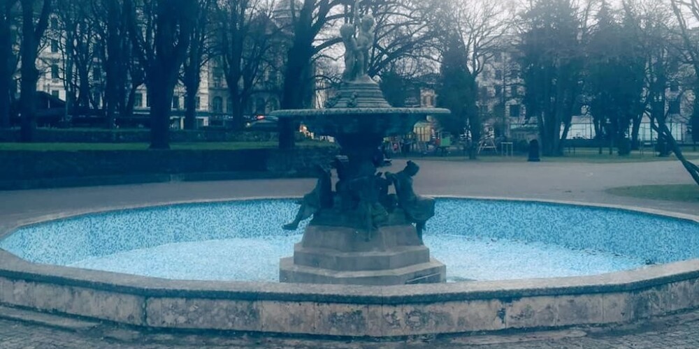 FOTO: Rīgas domei pieprasa izlabot saķēzīto kultūras pieminekli Vērmanes dārzā