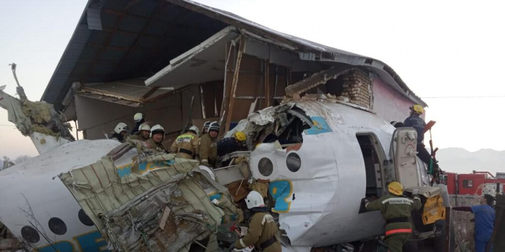 Kazahstānas izmeklētāji izskata vairākas "Bek Air" lidmašīnas katastrofas versijas