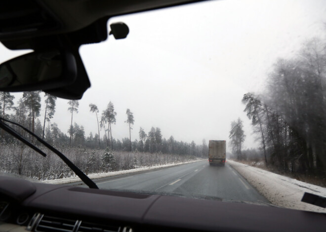 Sestdienas vakarā apgrūtināta braukšana pa vairākiem valsts galvenajiem autoceļiem