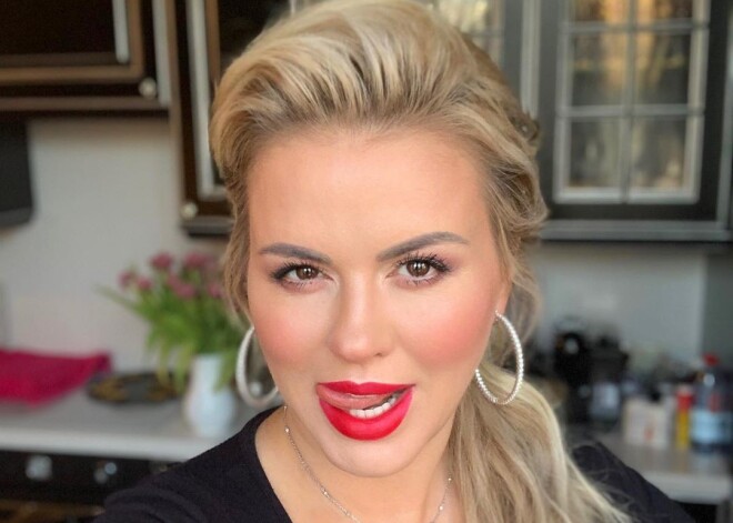 Обнаженная Анна Семенович поздравила всех с Новым годом